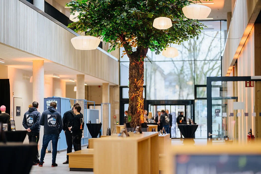 Garage33 Start-up-Campus Paderborn, Innenbereich mit Baum