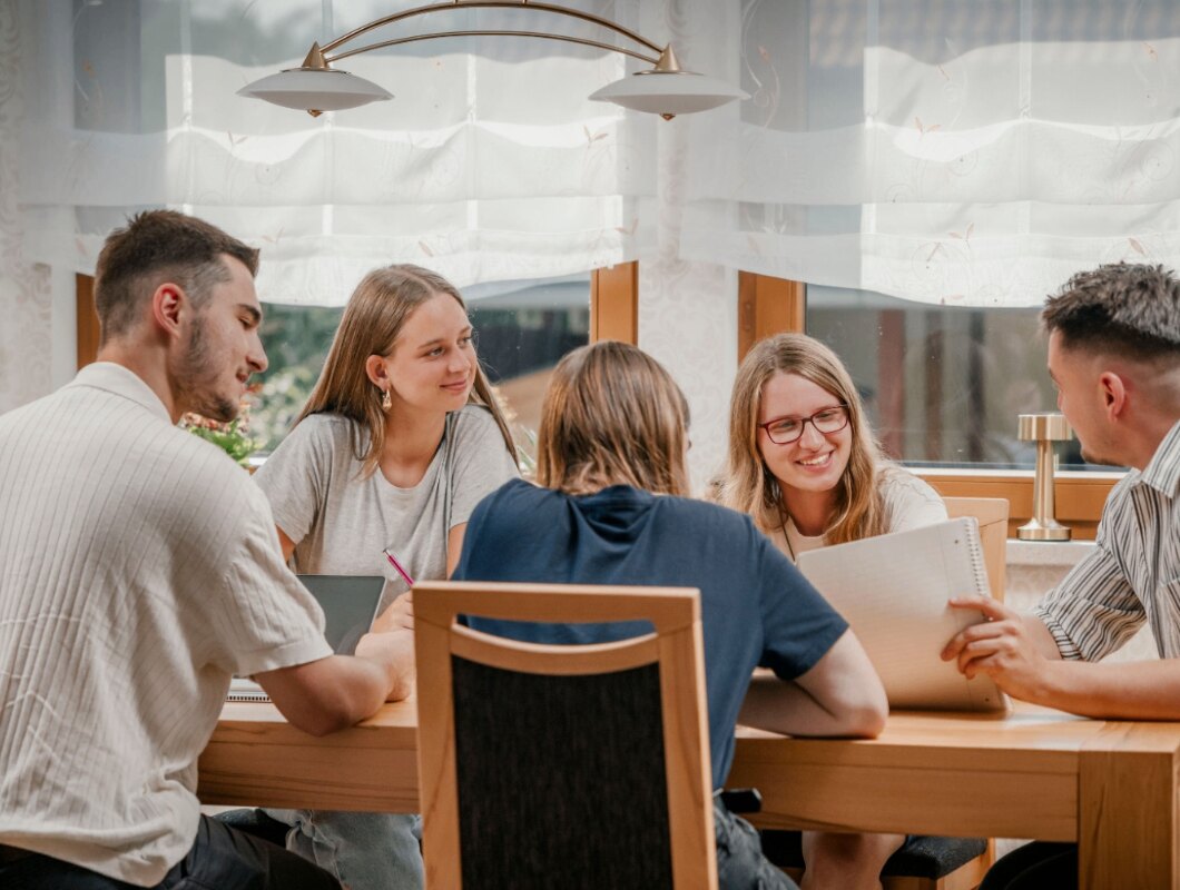 Lerngruppe sitzt gemeinsam am Tisch