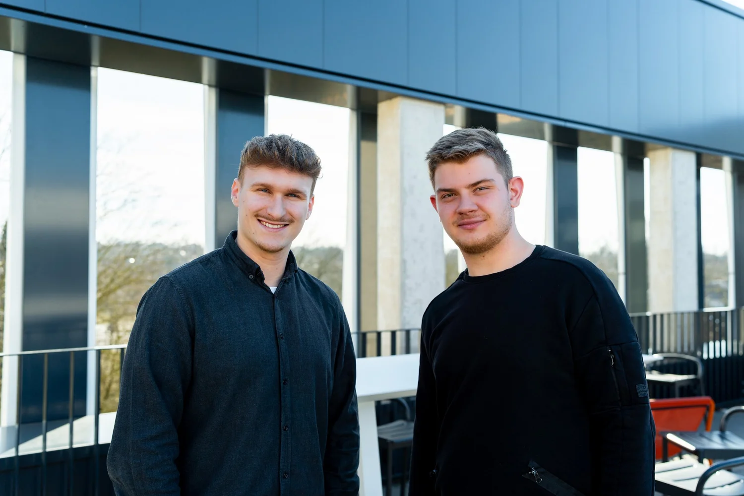 Die Gründer von Prisma Schools vor dem Garage33 Start-up-Campus in Paderborn.